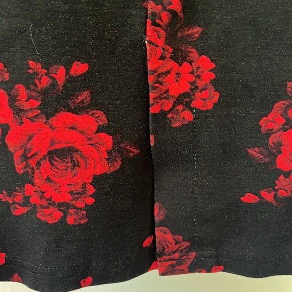 Torrid Size 1 Mid-Length Pencil Skirt (Black/Red) Rose Pattern - Picture 3 of 4
